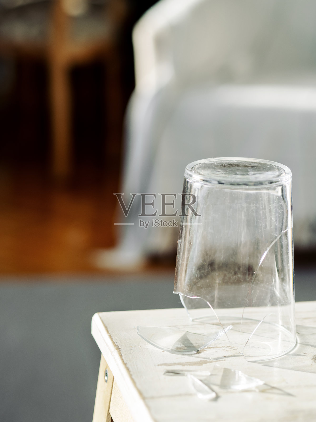 桌子上的碎玻璃杯，酒杯照片摄影图片