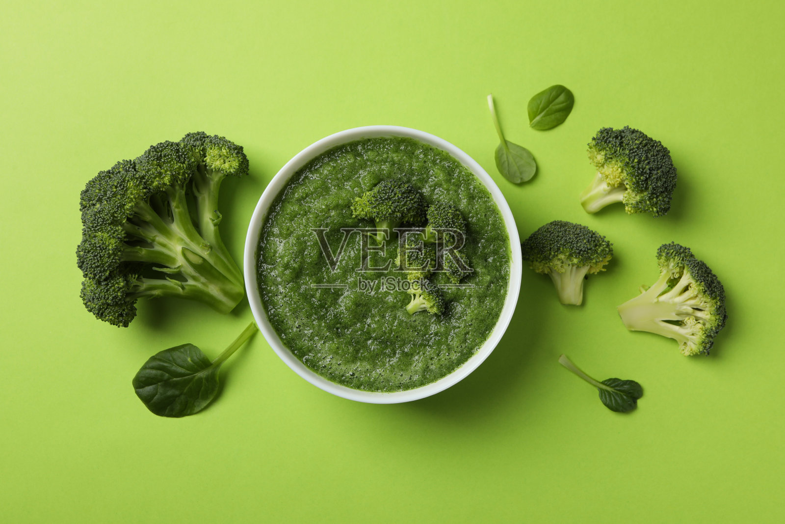 绿色背景上的西兰花奶油汤，俯视图照片摄影图片