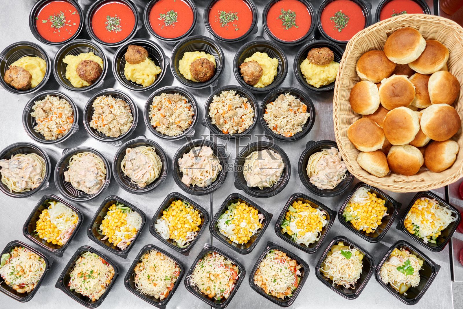 食品交付。不同于塑料一次性饭盒与健康天然食品。鸡汤，土豆泥汤，土豆泥配肉排，海鲜意面，沙拉，肉饭配新鲜面包。照片摄影图片