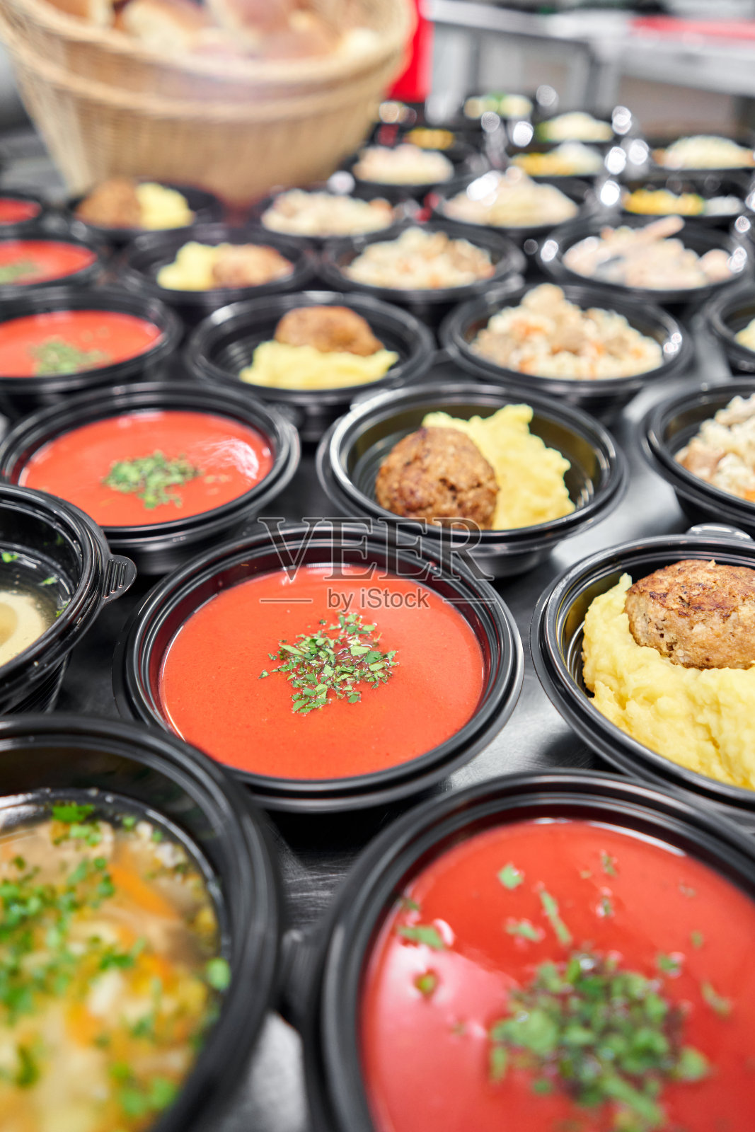 食品交付。不同于塑料一次性饭盒与健康天然食品。鸡汤，土豆泥汤，土豆泥配肉排，海鲜意面，沙拉，肉饭配新鲜面包。照片摄影图片