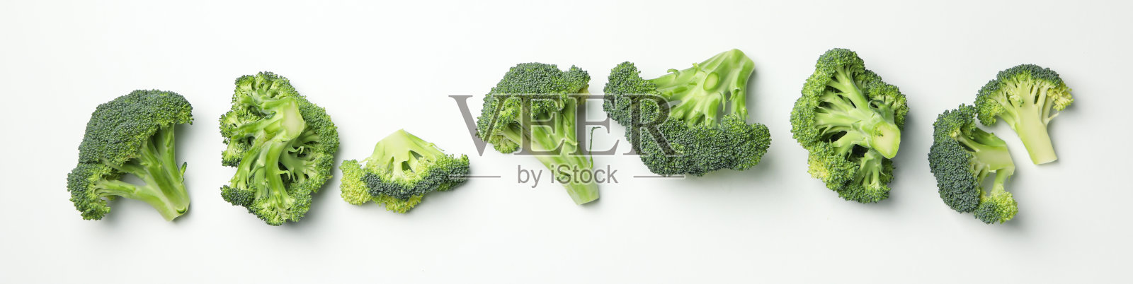 用西兰花平躺在白色的背景上，俯视图照片摄影图片