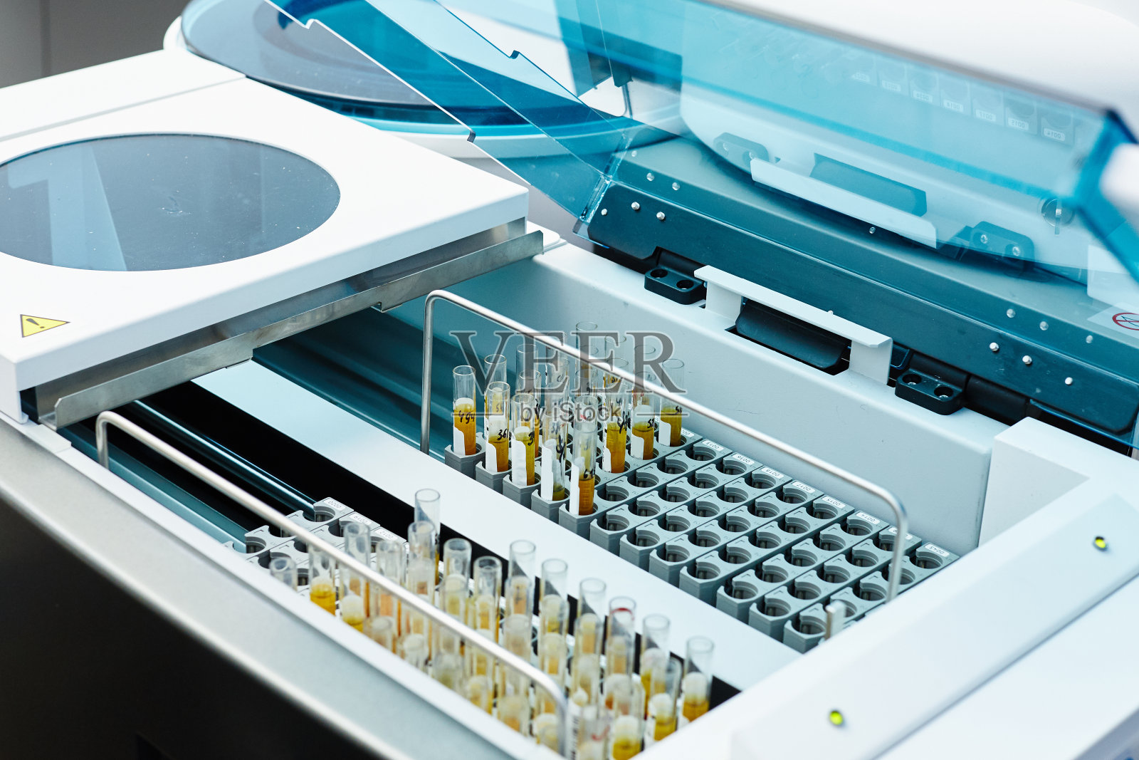 化学实验室特制冰箱中装有黄色样品的试管中的试剂照片摄影图片
