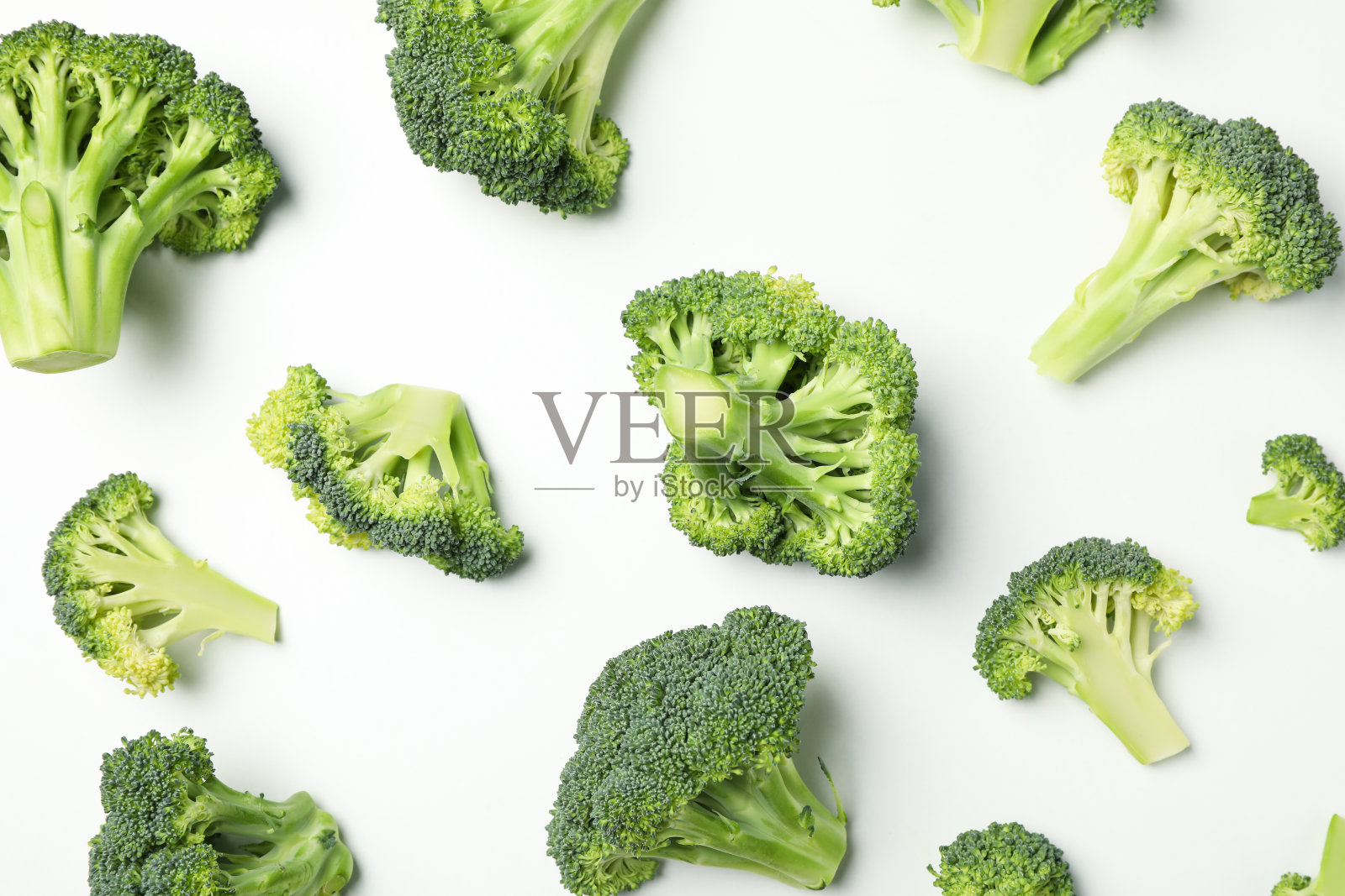 用西兰花平躺在白色的背景上，俯视图照片摄影图片