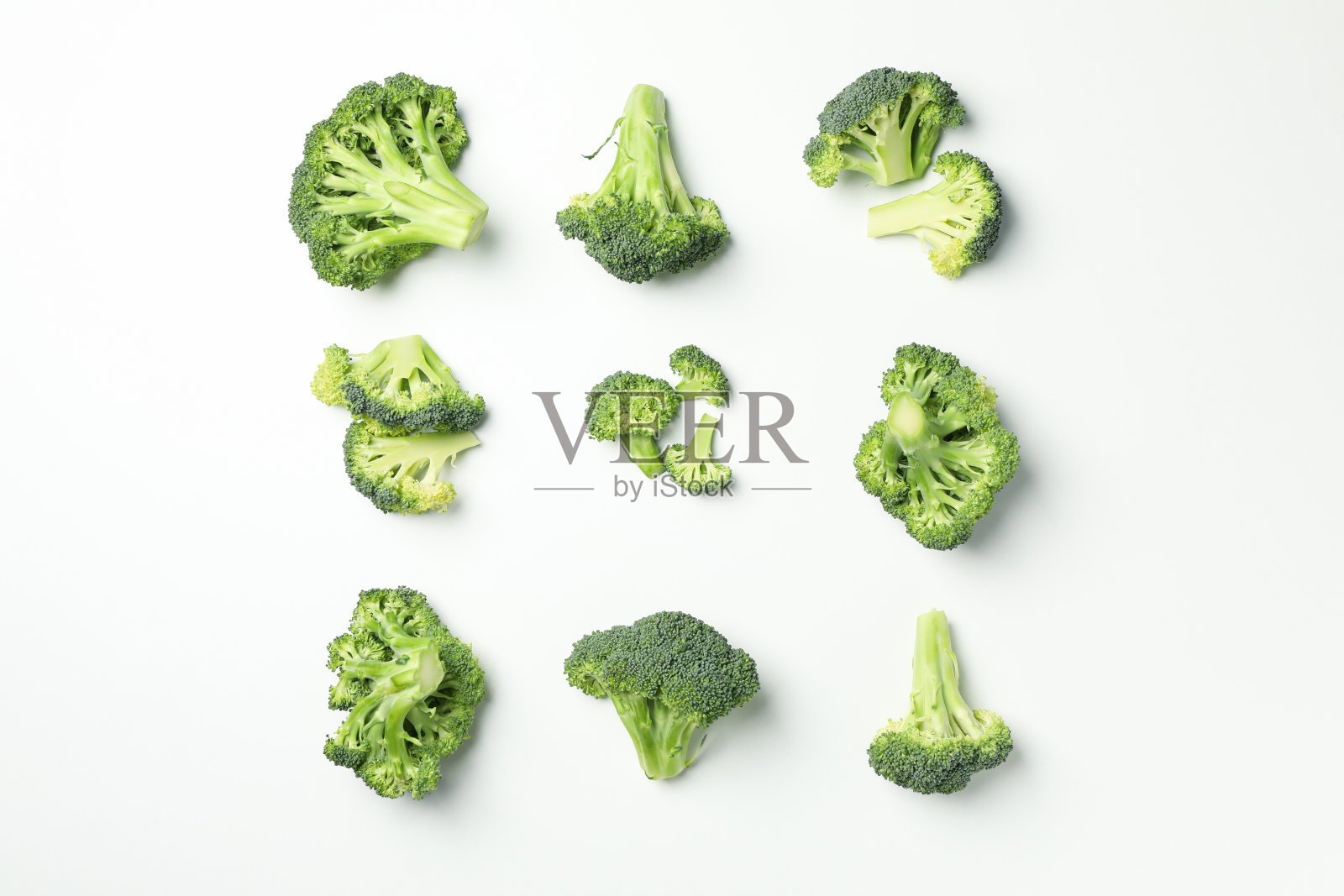 用西兰花平躺在白色的背景上，俯视图照片摄影图片