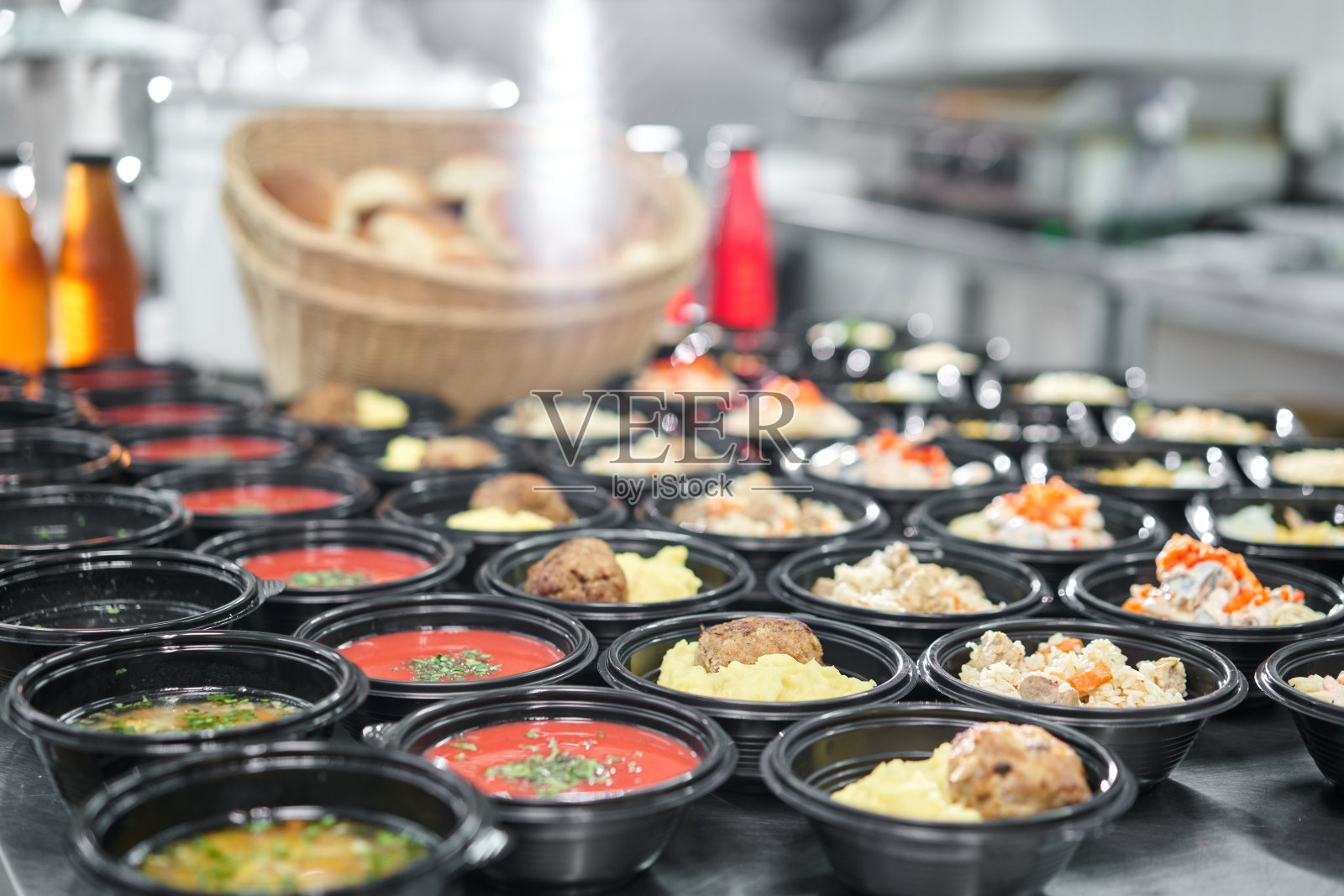 食品交付。不同于塑料一次性饭盒与健康天然食品。鸡汤，土豆泥汤，土豆泥配肉排，海鲜意面，沙拉，肉饭配新鲜面包。照片摄影图片