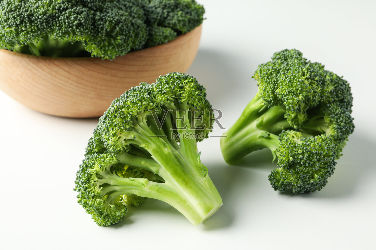 碗和花椰菜在白色的背景，特写。新鲜蔬菜照片摄影图片