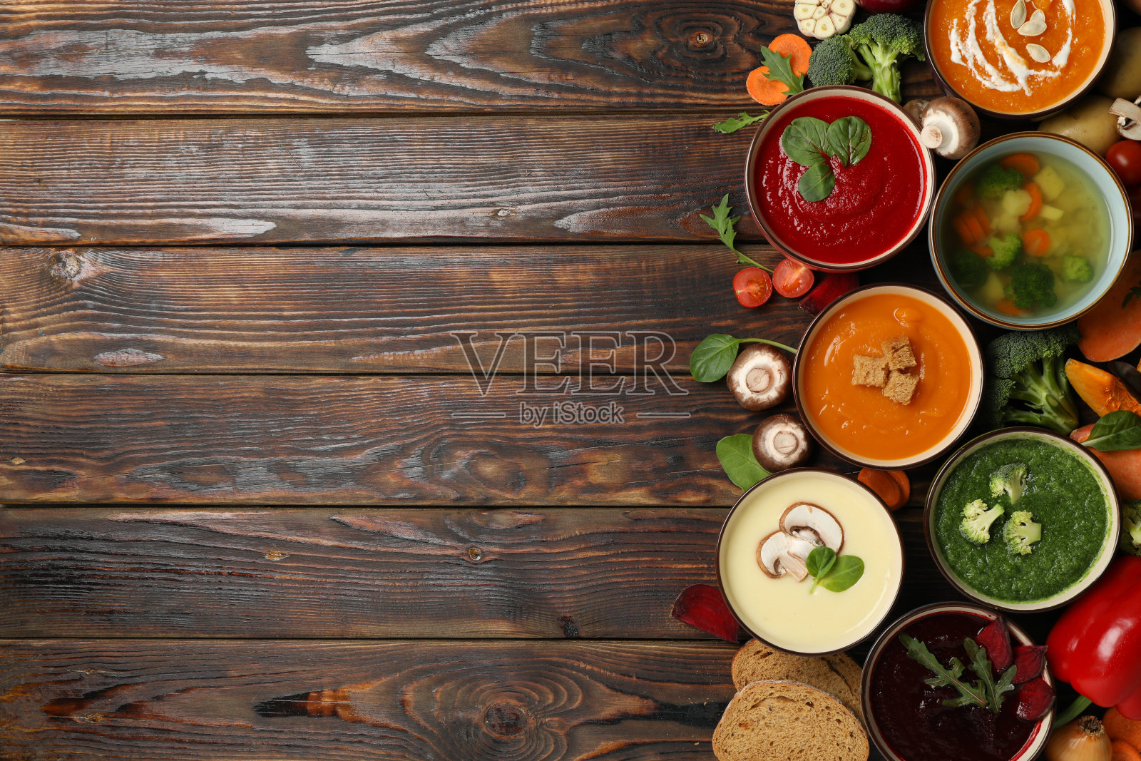 蔬菜汤和配料的木制背景，文字空间照片摄影图片