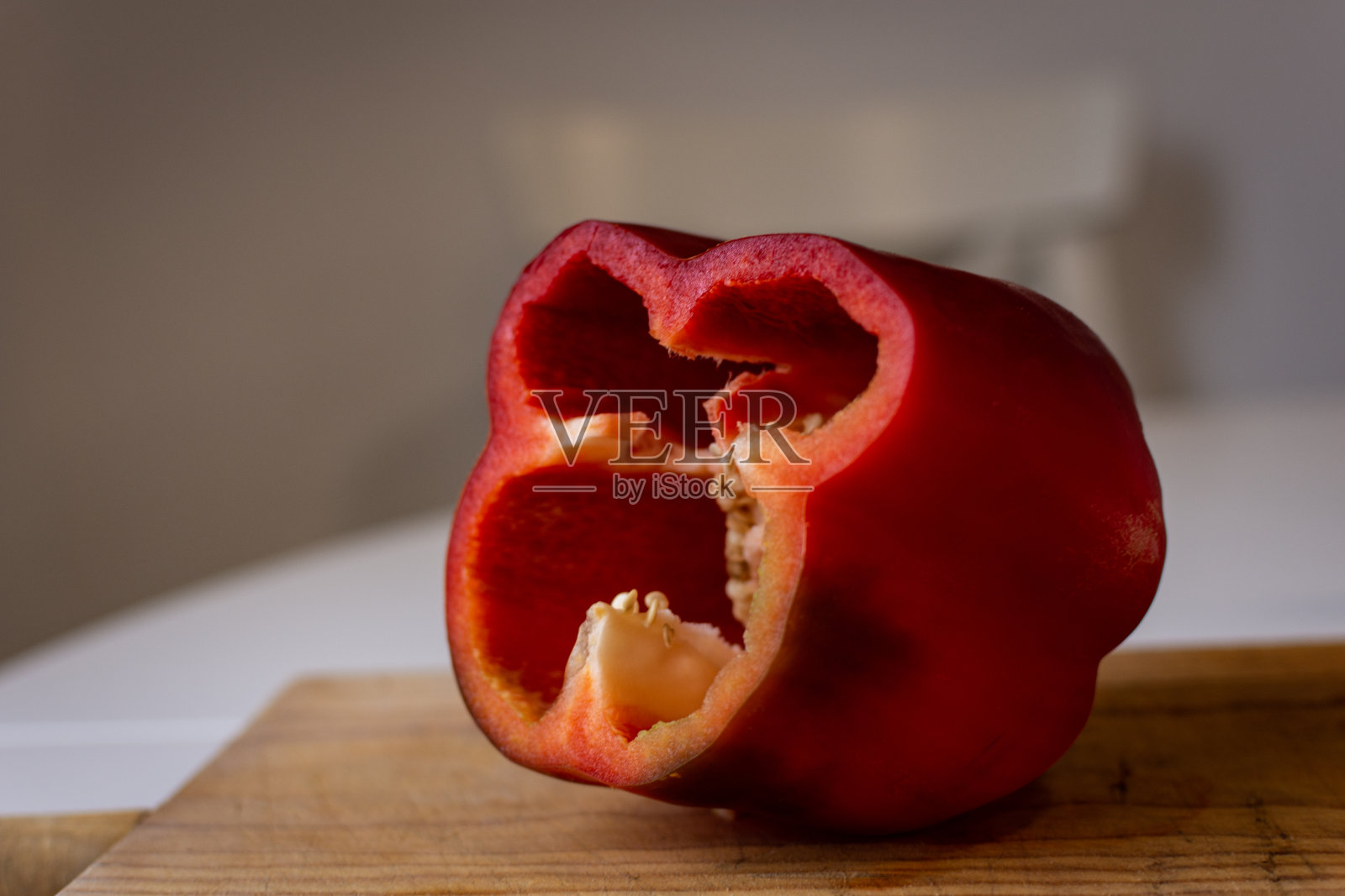 半红辣椒孤立在白色背景中照片摄影图片