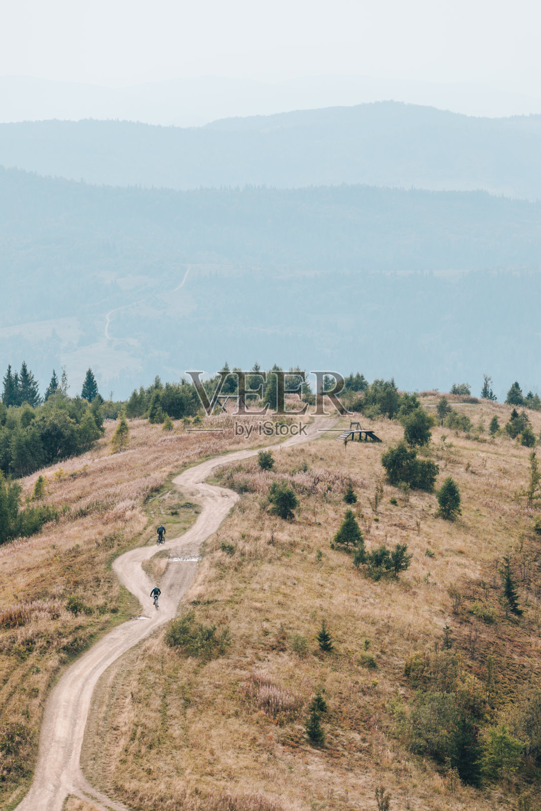 扎哈尔别尔库特，乌克兰- 2019年9月7日:人们骑着各种地形的车辆经过山区照片摄影图片