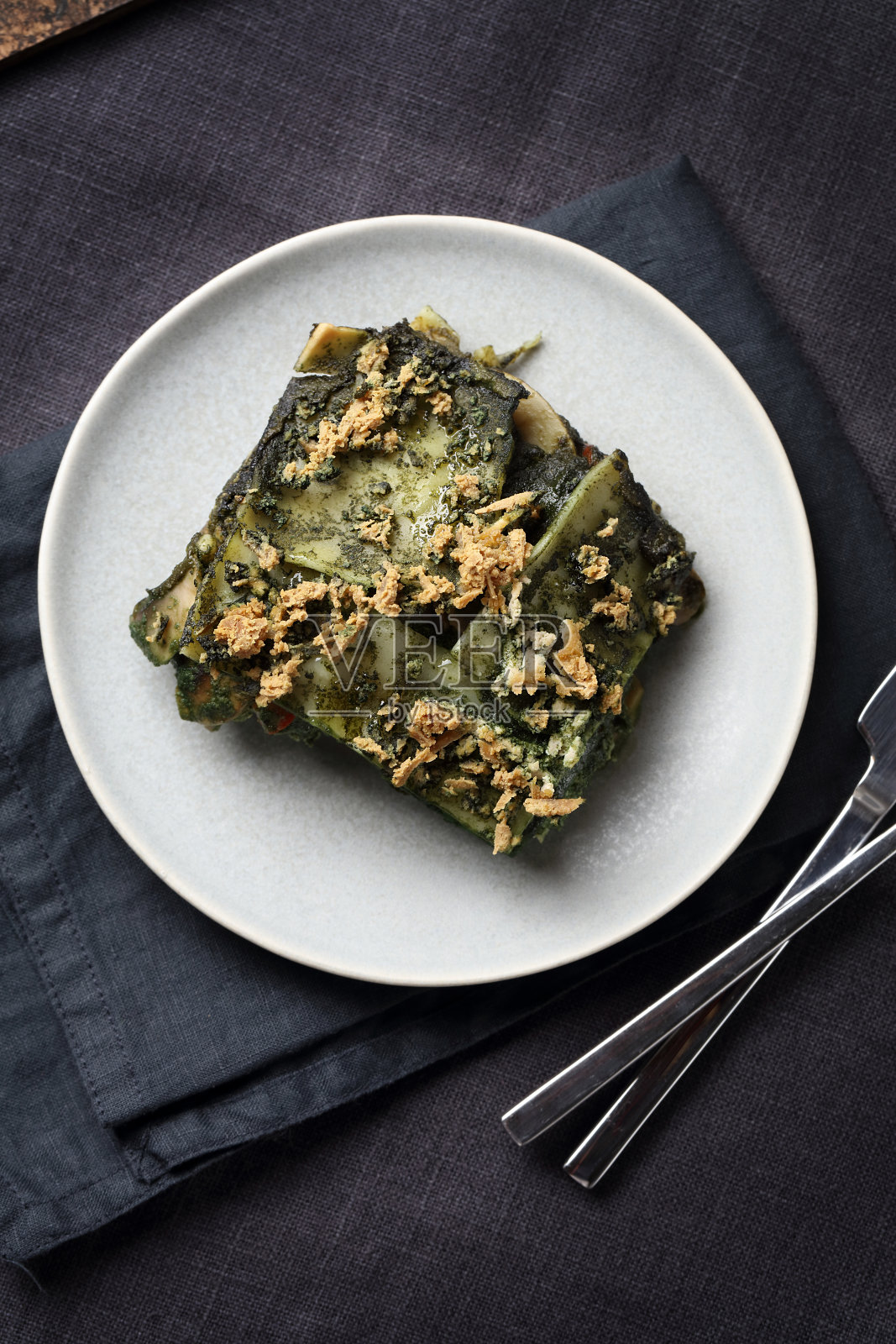 素食千层面与蘑菇，大蒜，豆类，甜椒，烟熏豆腐和螺旋藻腰果酱照片摄影图片