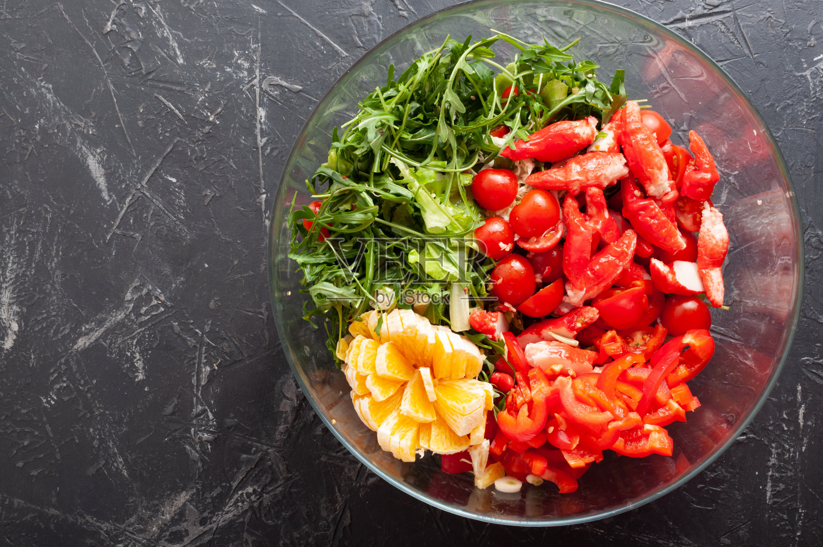玻璃碗里的新鲜沙拉照片摄影图片