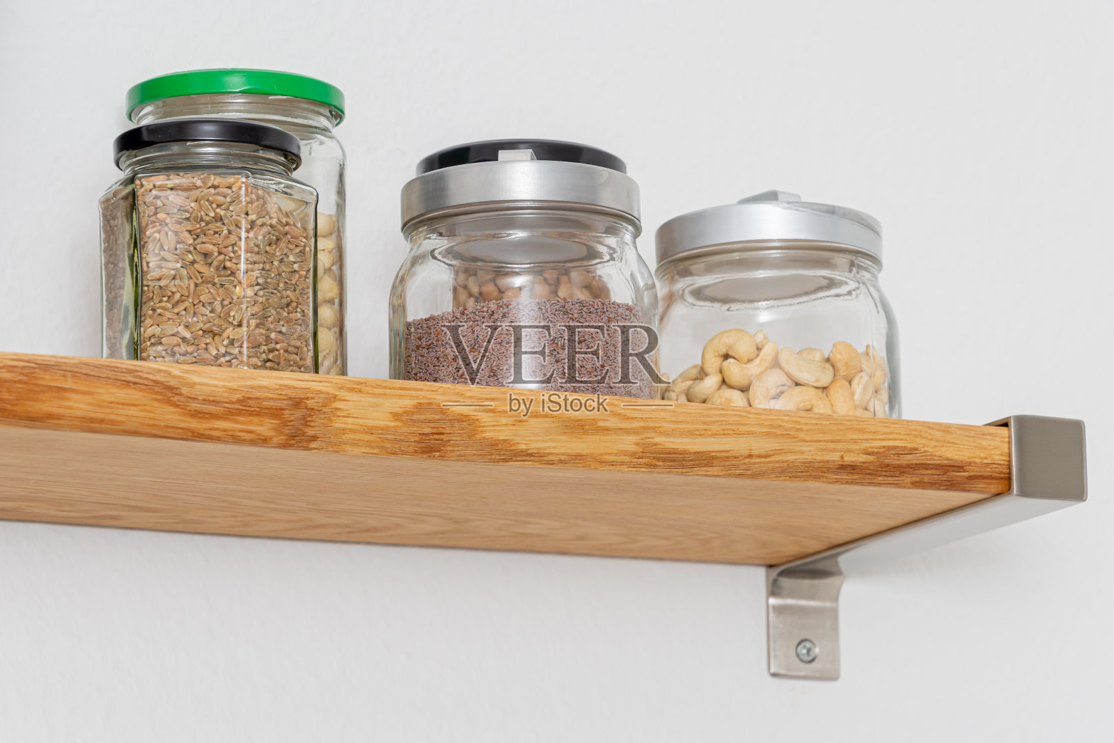 由天然橡木板制成的架子，用拉丝钢固定在墙上照片摄影图片