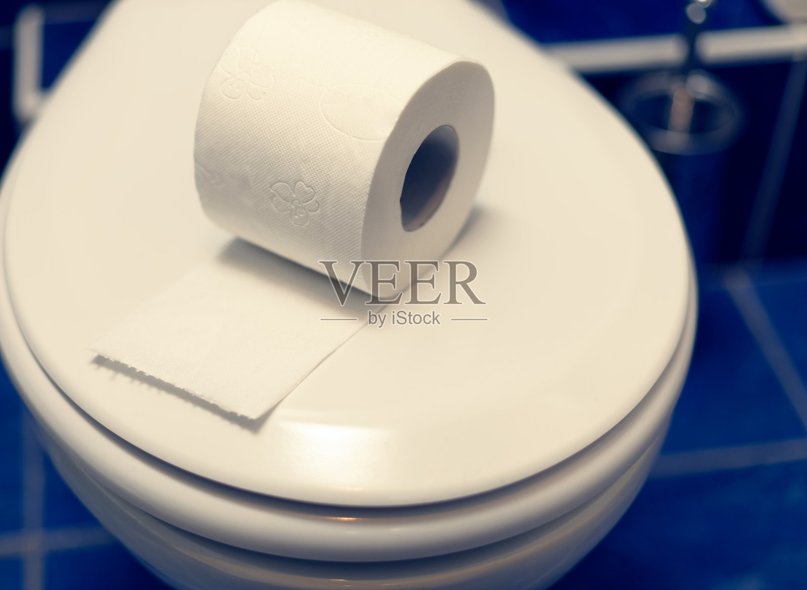 浴室里的厕纸卷照片摄影图片