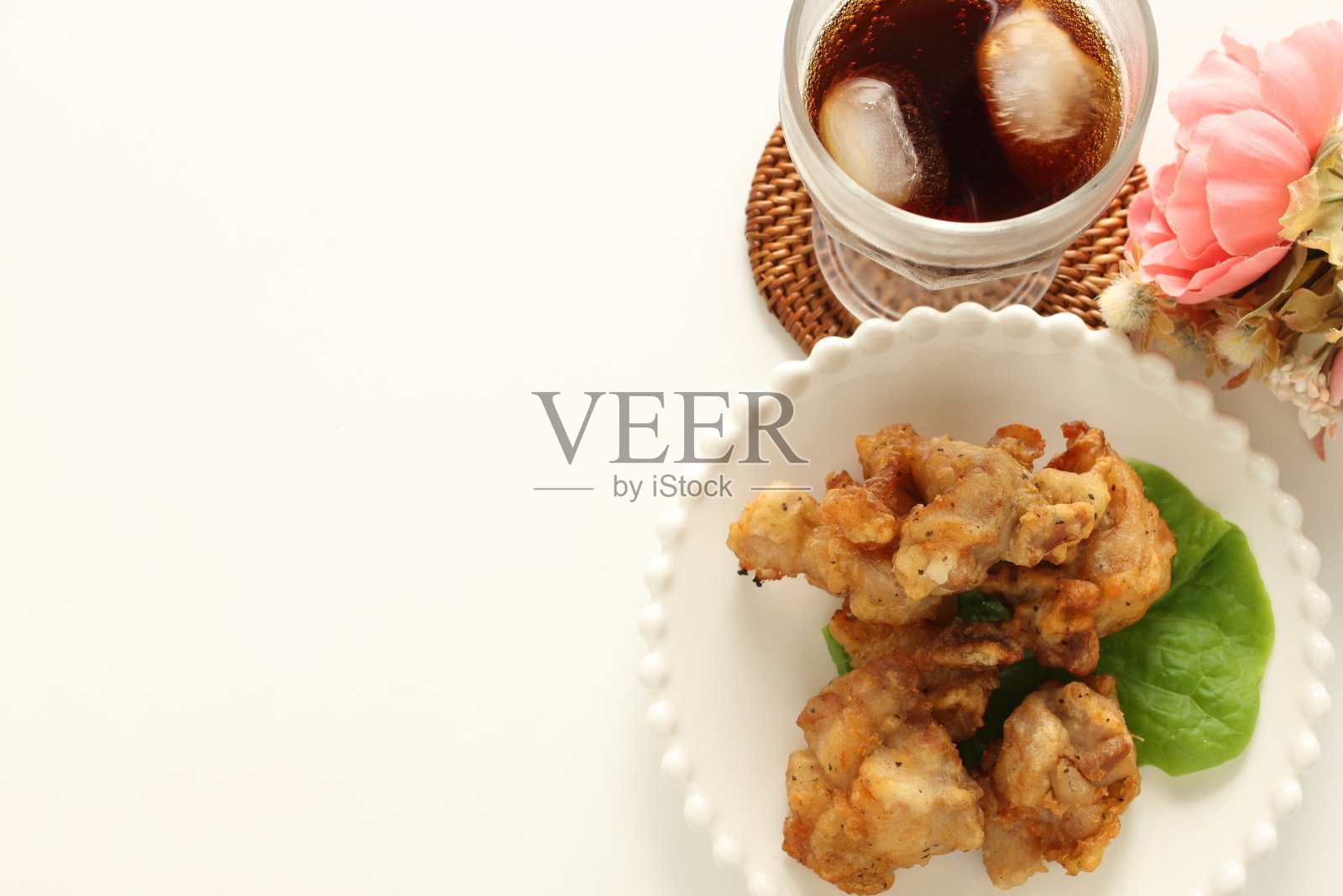 亚洲菜，炸鸡碟上有拷贝空间照片摄影图片