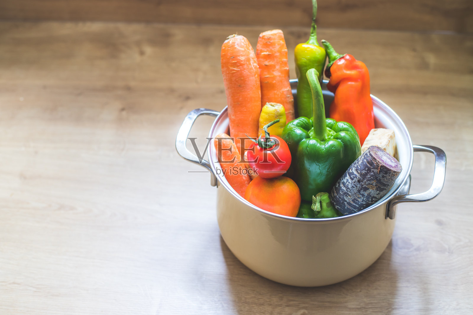 健康饮食:厨房里的新鲜有机蔬菜照片摄影图片