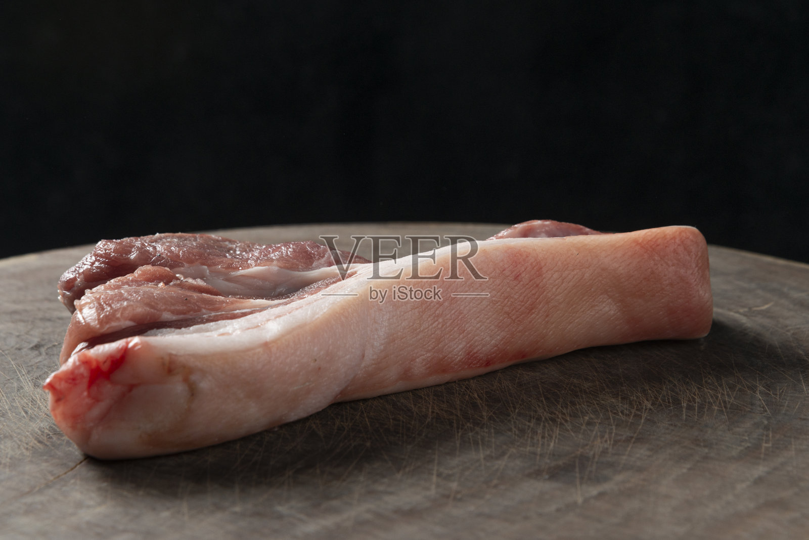 一大块新鲜的猪肉照片摄影图片