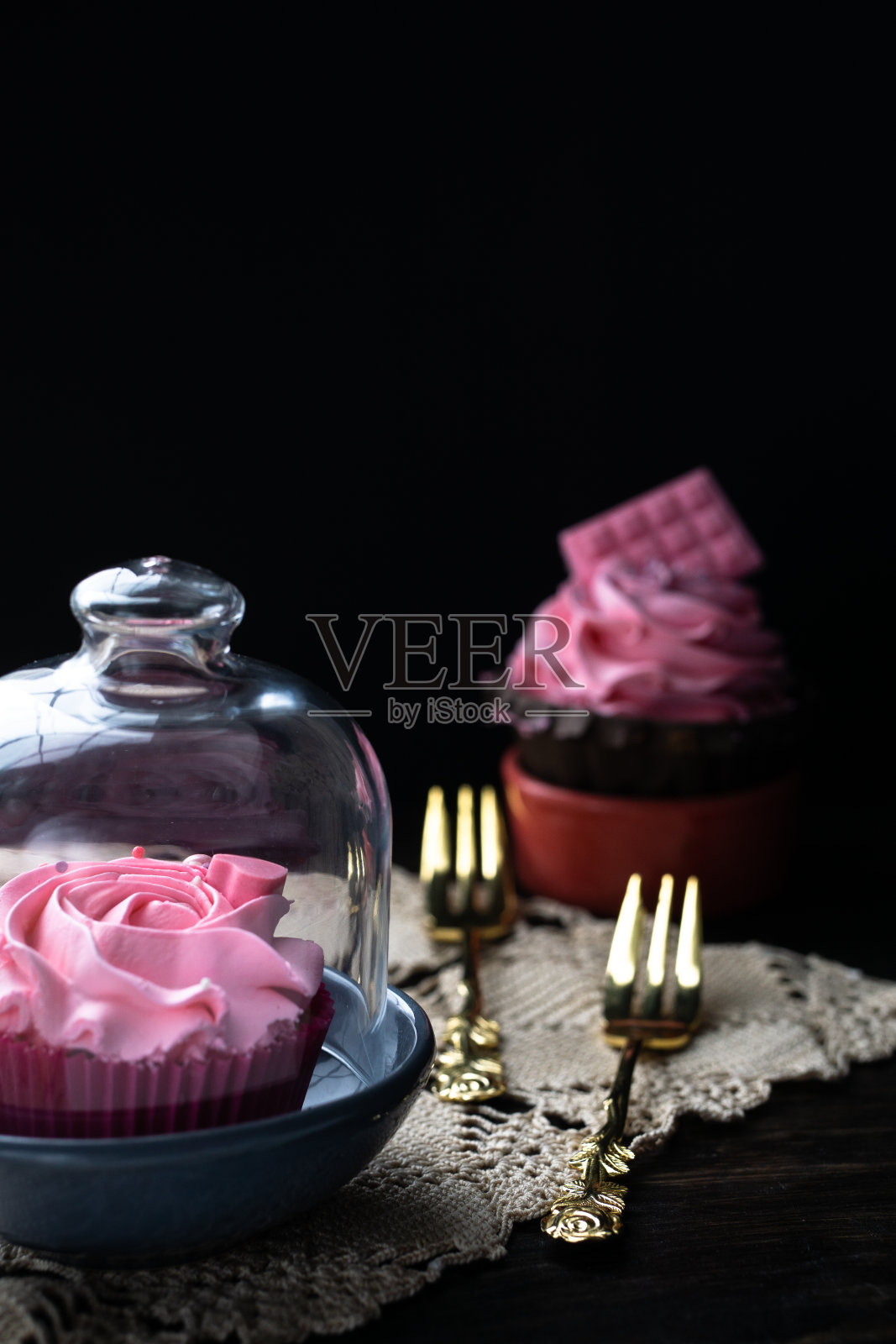 女生节用奶油和焦糖糖装饰的糖果照片摄影图片