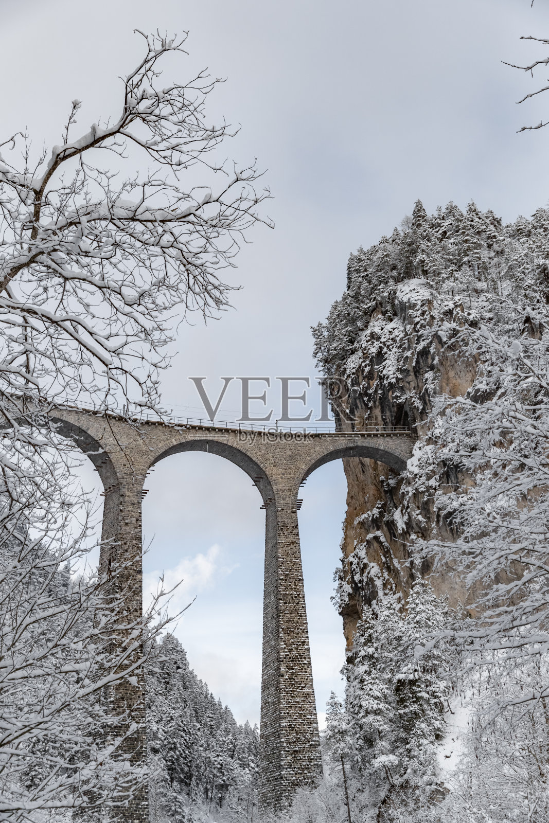 兰德瓦塞尔高架桥在冬天没有著名的火车，瑞士的地标，下雪，河流和山脉照片摄影图片