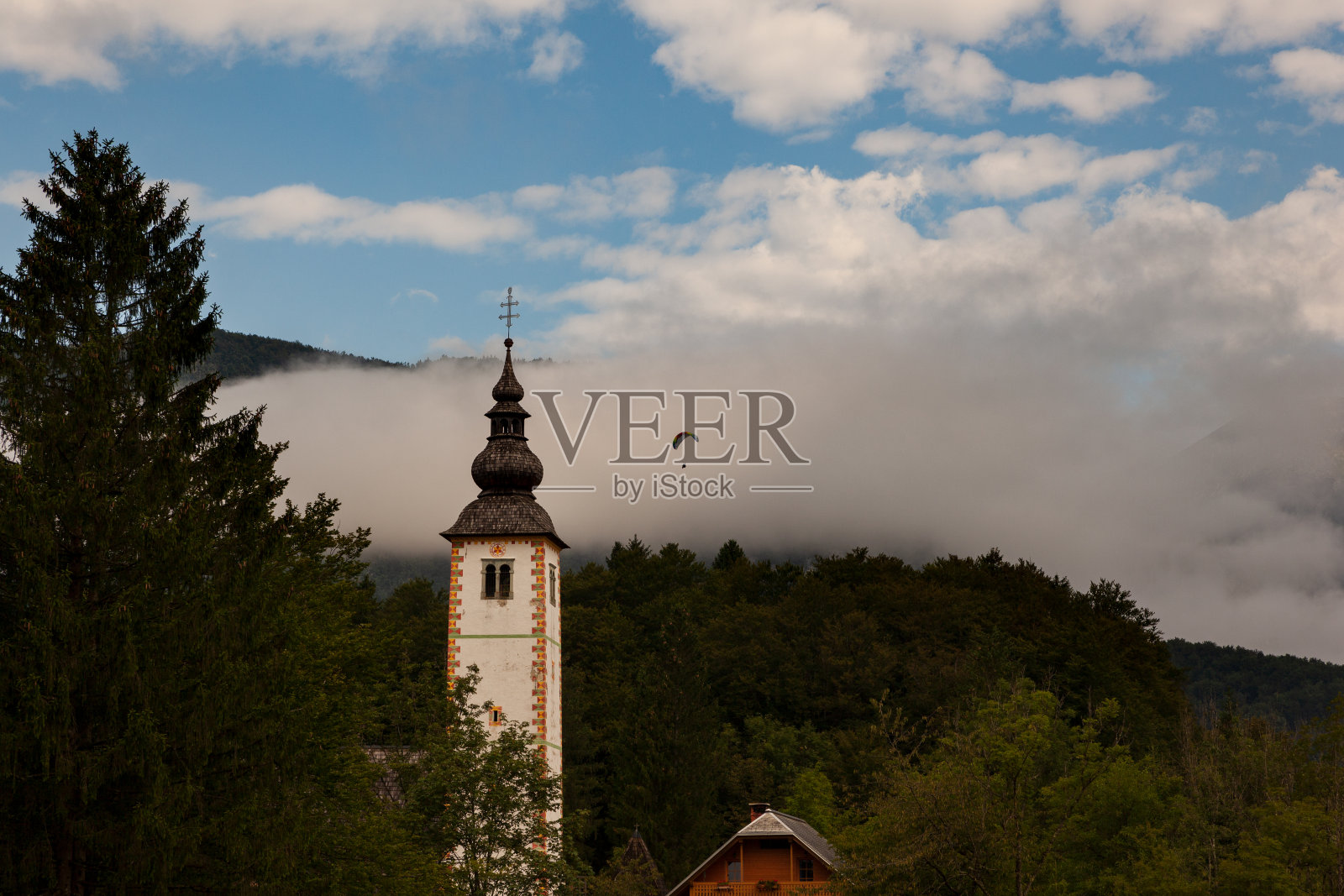 波欣日圣约翰浸礼会教堂的钟楼照片摄影图片