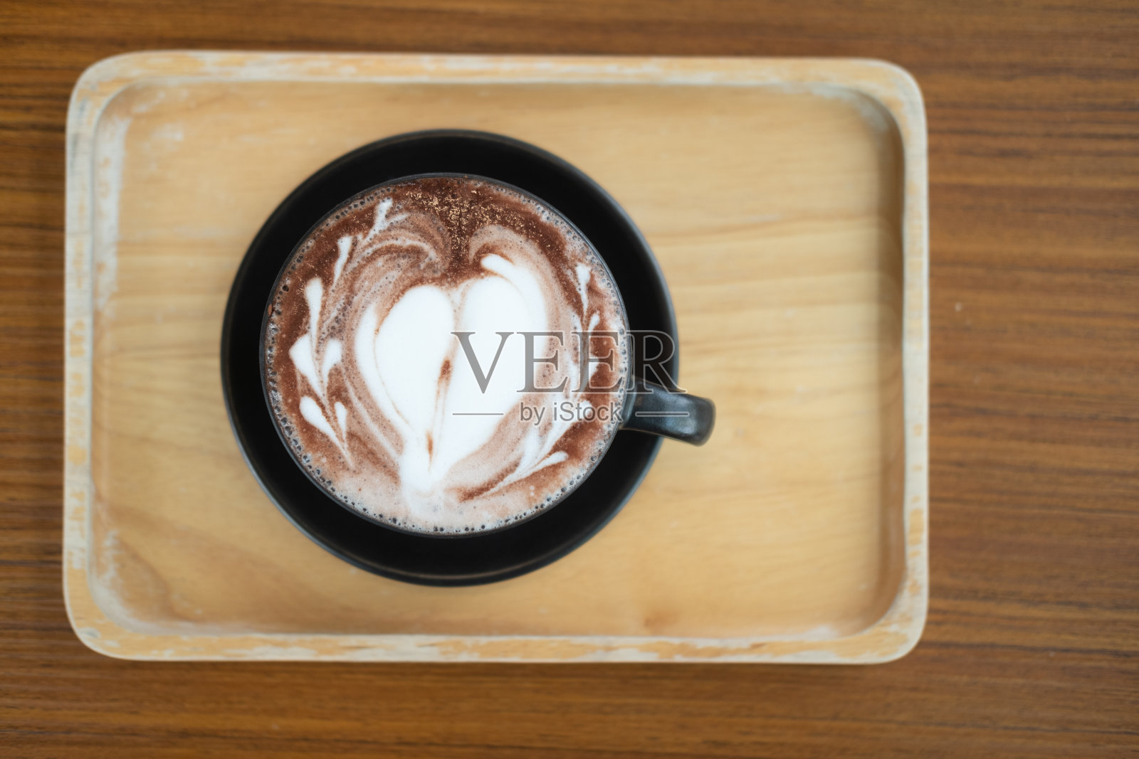 一杯热巧克力或热可可与拉花艺术。美丽的泡沫照片摄影图片