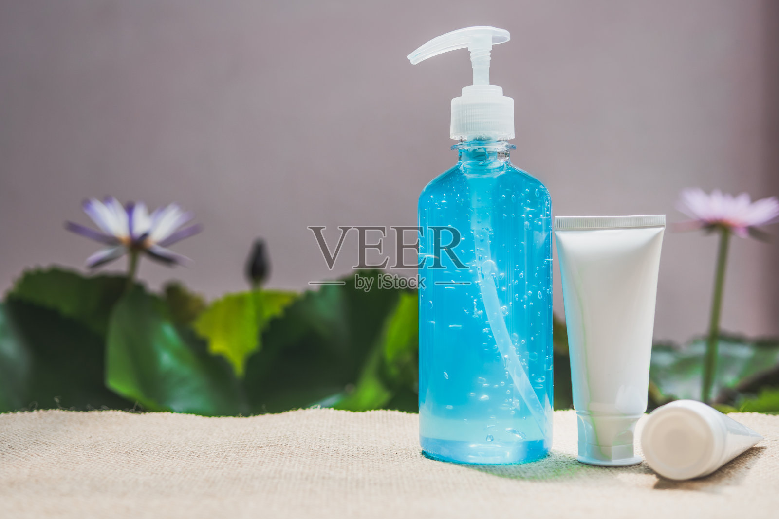 杀菌剂、凝胶瓶和防毒面具。照片摄影图片