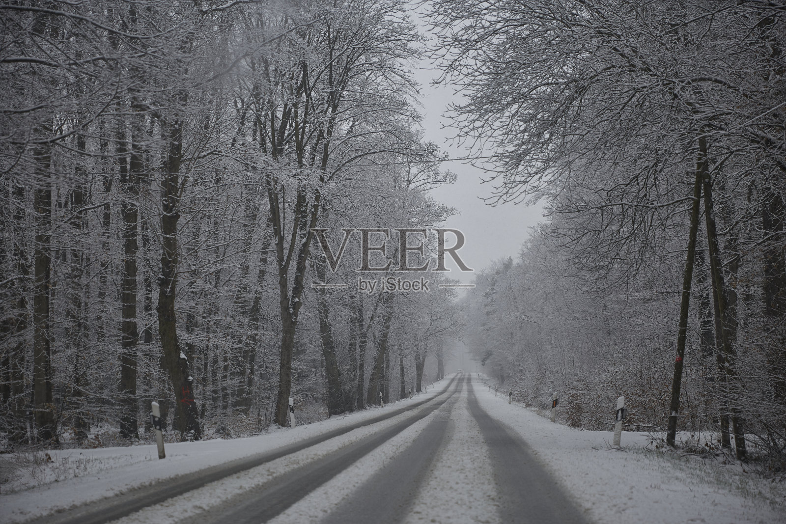 冬天下雪的路穿过森林照片摄影图片