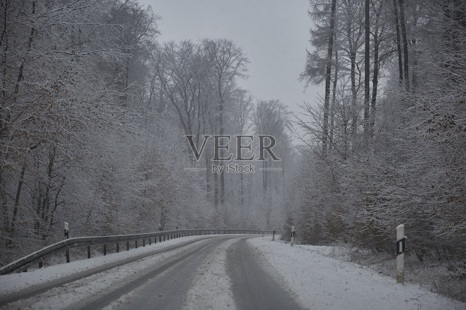 冬天下雪的路穿过森林照片摄影图片