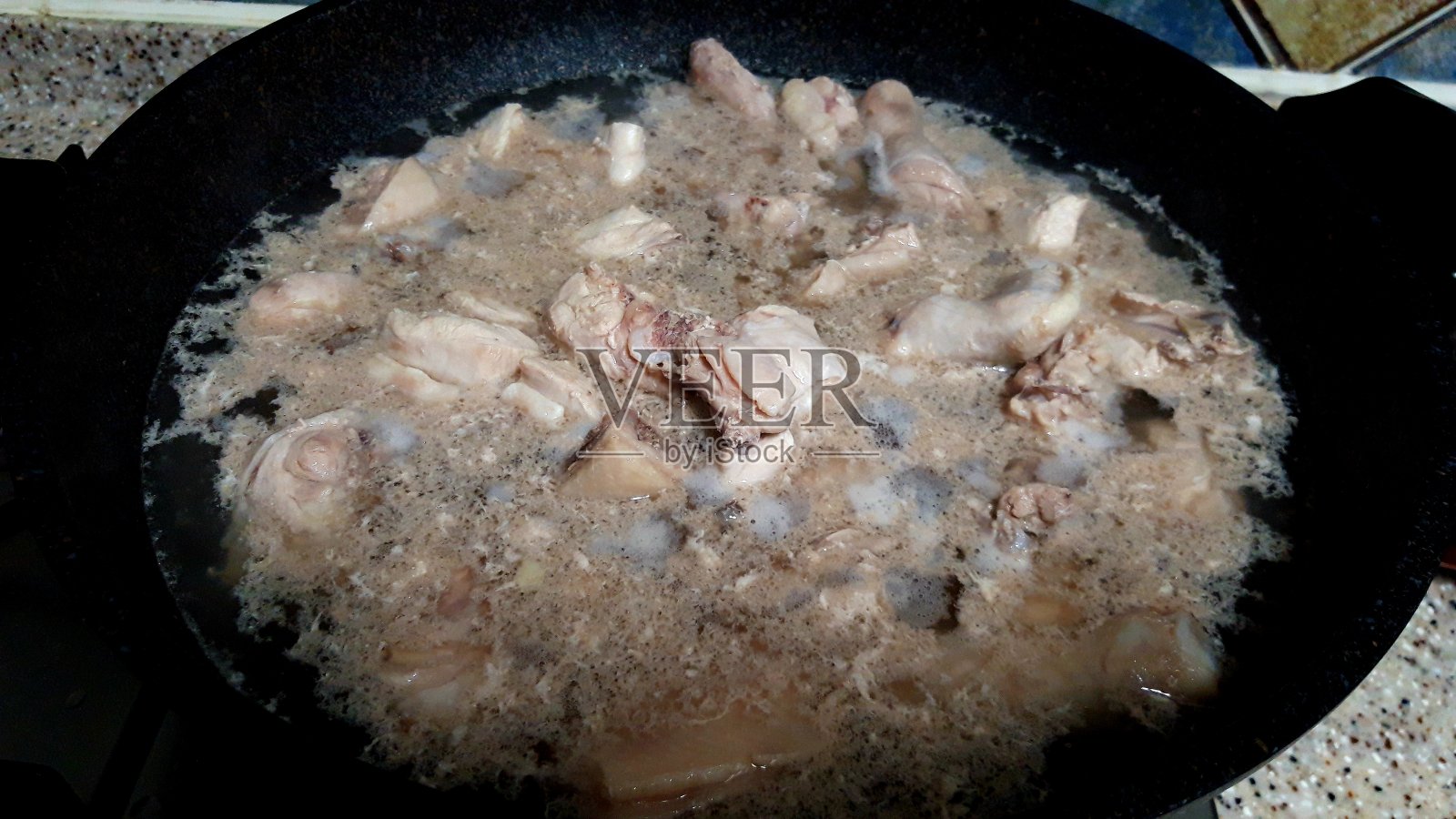 要做炒鸡，先准备好食材，然后切成薄片。照片摄影图片