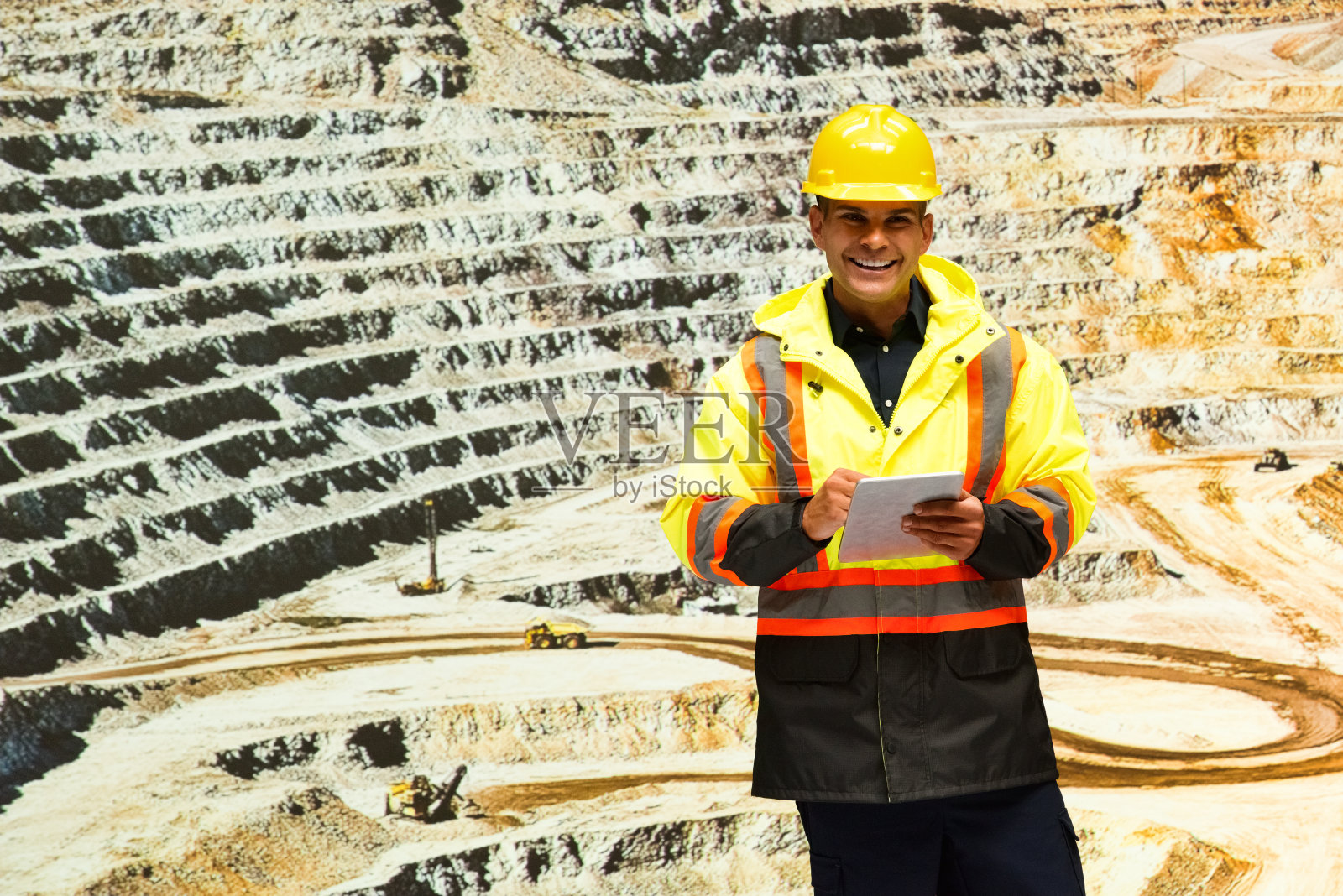 白人年轻男性建筑承包商，穿着防护服在户外使用触摸屏照片摄影图片