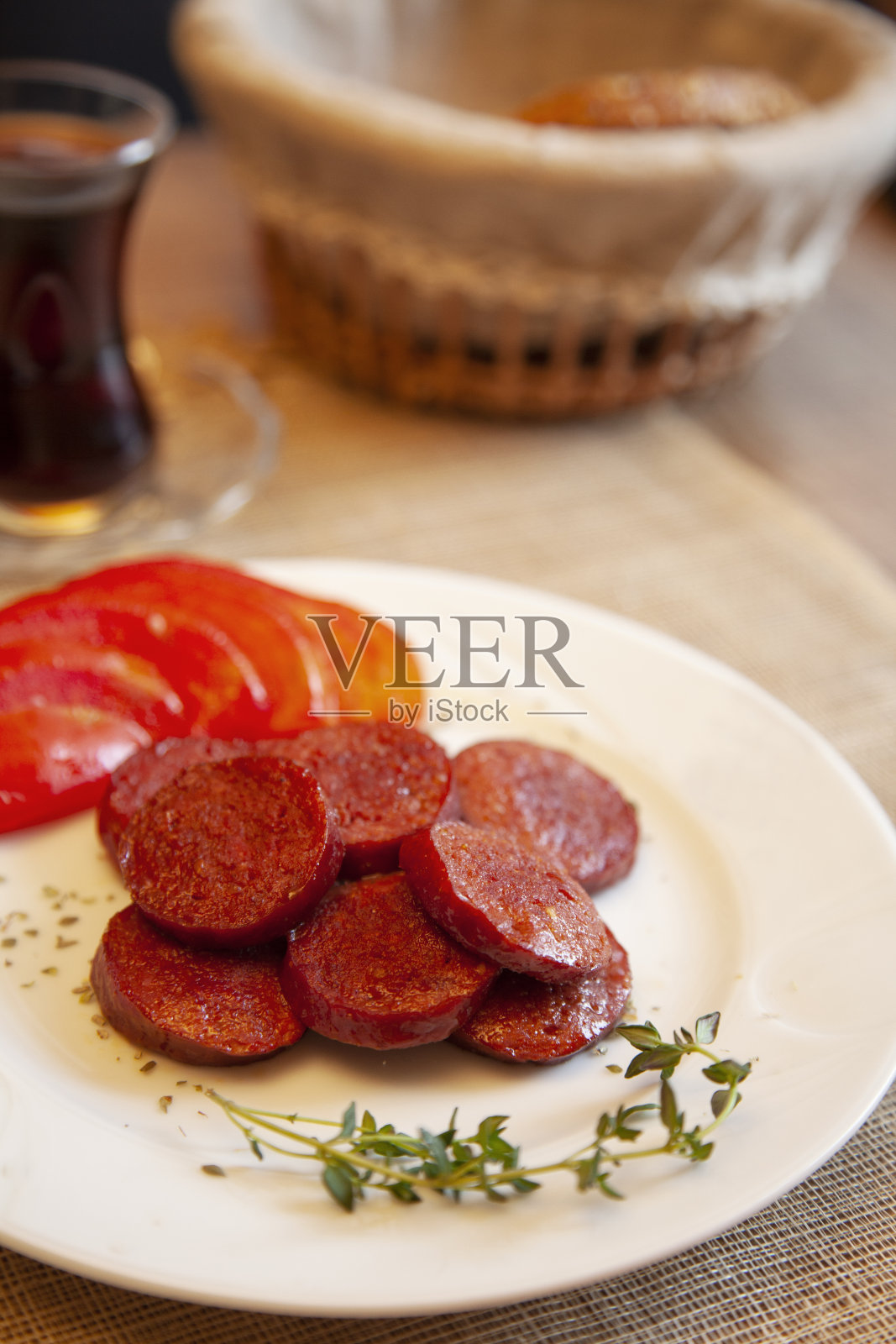 早餐有炸香肠，盘子里有意大利腊肠
早餐炸香肠照片摄影图片
