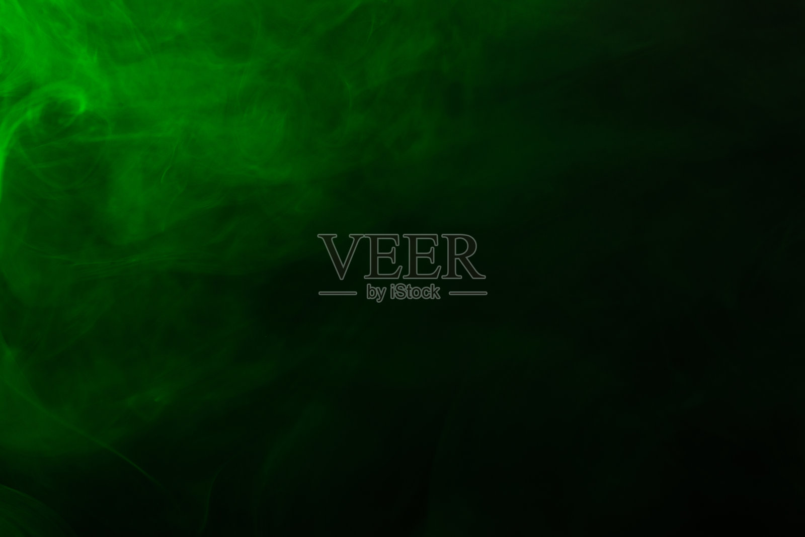 黑色背景上的绿色蒸汽。照片摄影图片