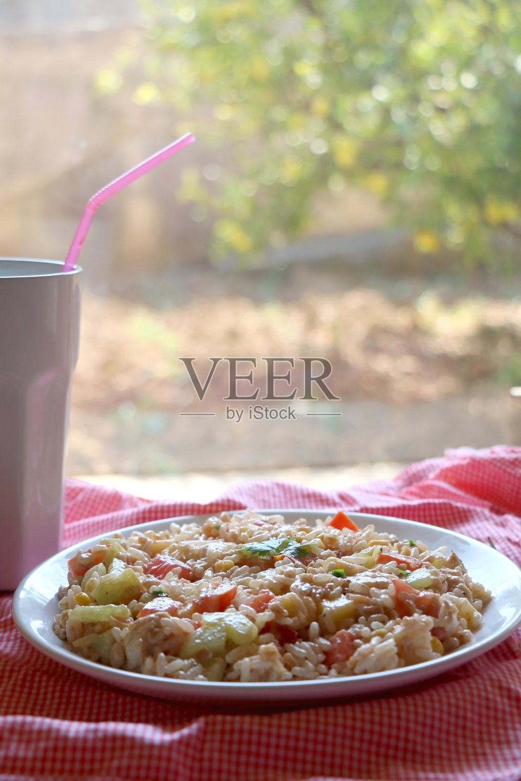 米饭沙拉照片摄影图片