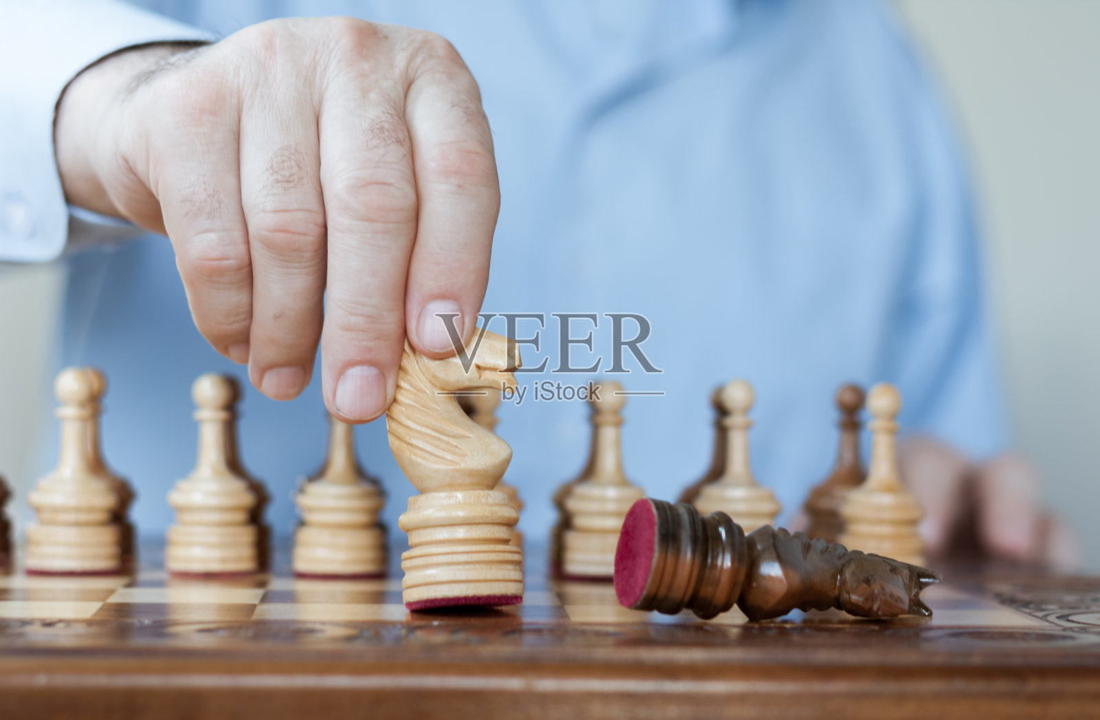 战略理念，商人手中的移动木棋人物在发挥，管理或领导竞争成功的背景照片摄影图片