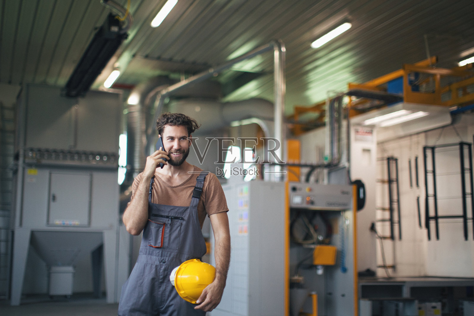 在工厂里使用和检查机器的年轻人照片摄影图片