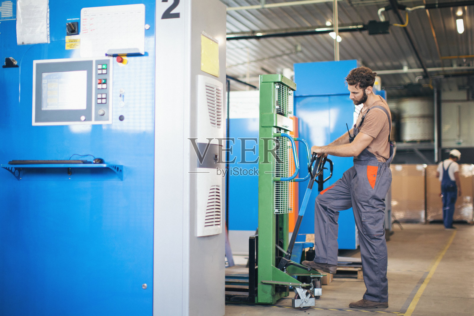 在工厂里使用和检查机器的年轻人照片摄影图片