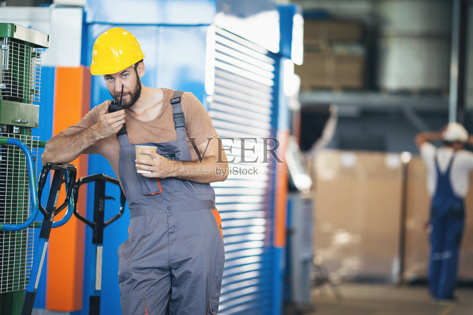 在工厂里使用和检查机器的年轻人照片摄影图片