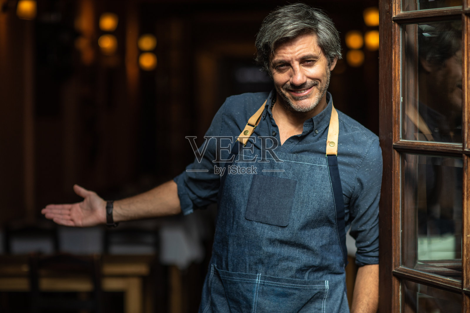 请进，我们开门了照片摄影图片