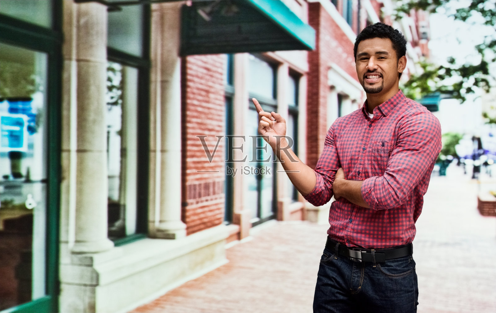 太平洋岛民种族的年轻男主持人穿着裤子在户外照片摄影图片