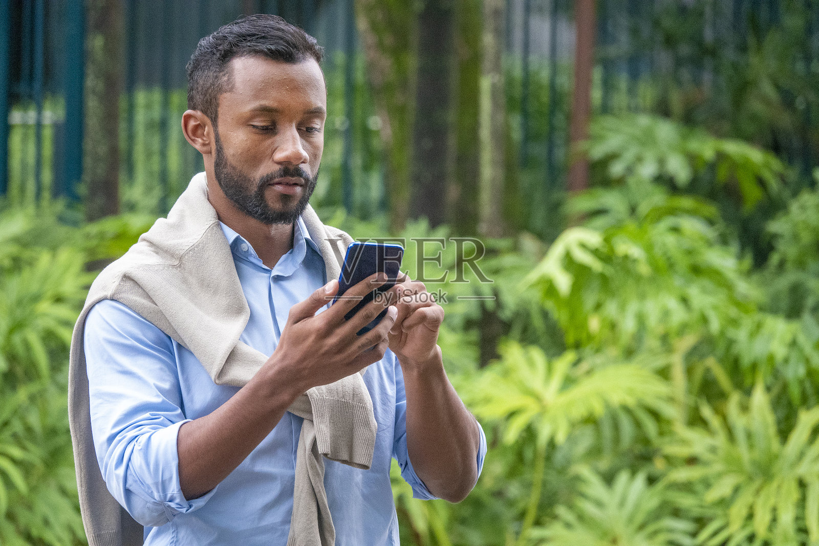 年轻人发短信照片摄影图片