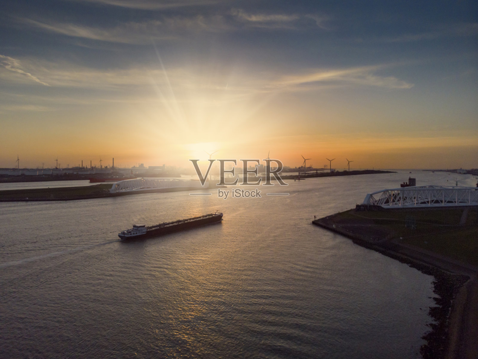 鸟瞰图一艘船通过Maeslant风暴潮屏障附近鹿特丹照片摄影图片