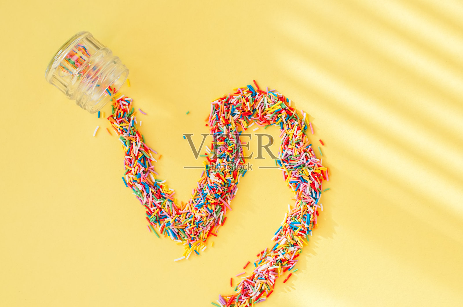 彩色糕点洒背景。前视图。照片摄影图片