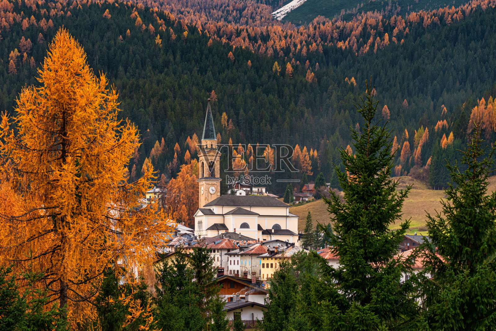 Padola (Comelico Superiore)，意大利Dolomites地区的一个小村庄照片摄影图片