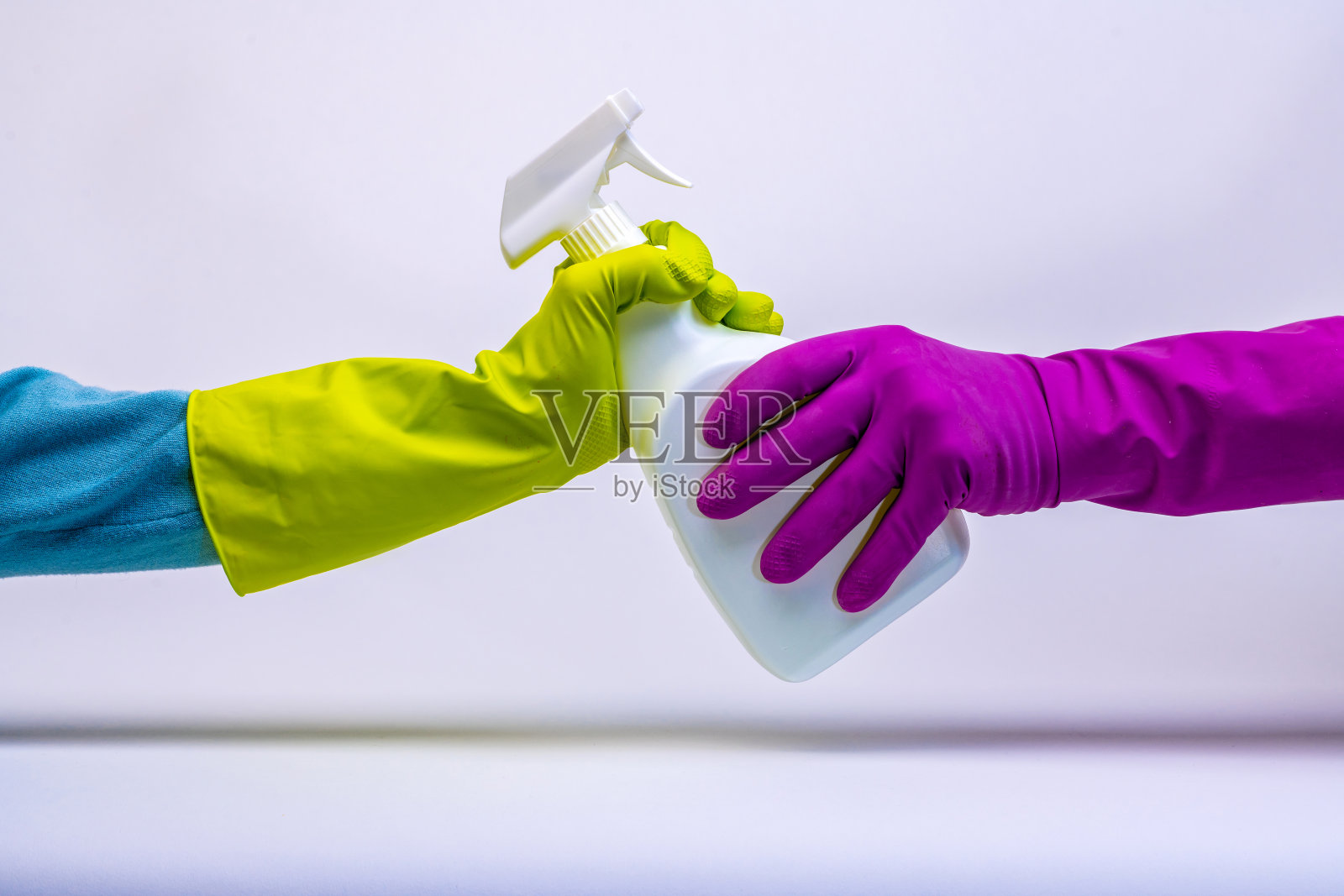 两只戴着手套的手争夺消毒剂喷雾照片摄影图片