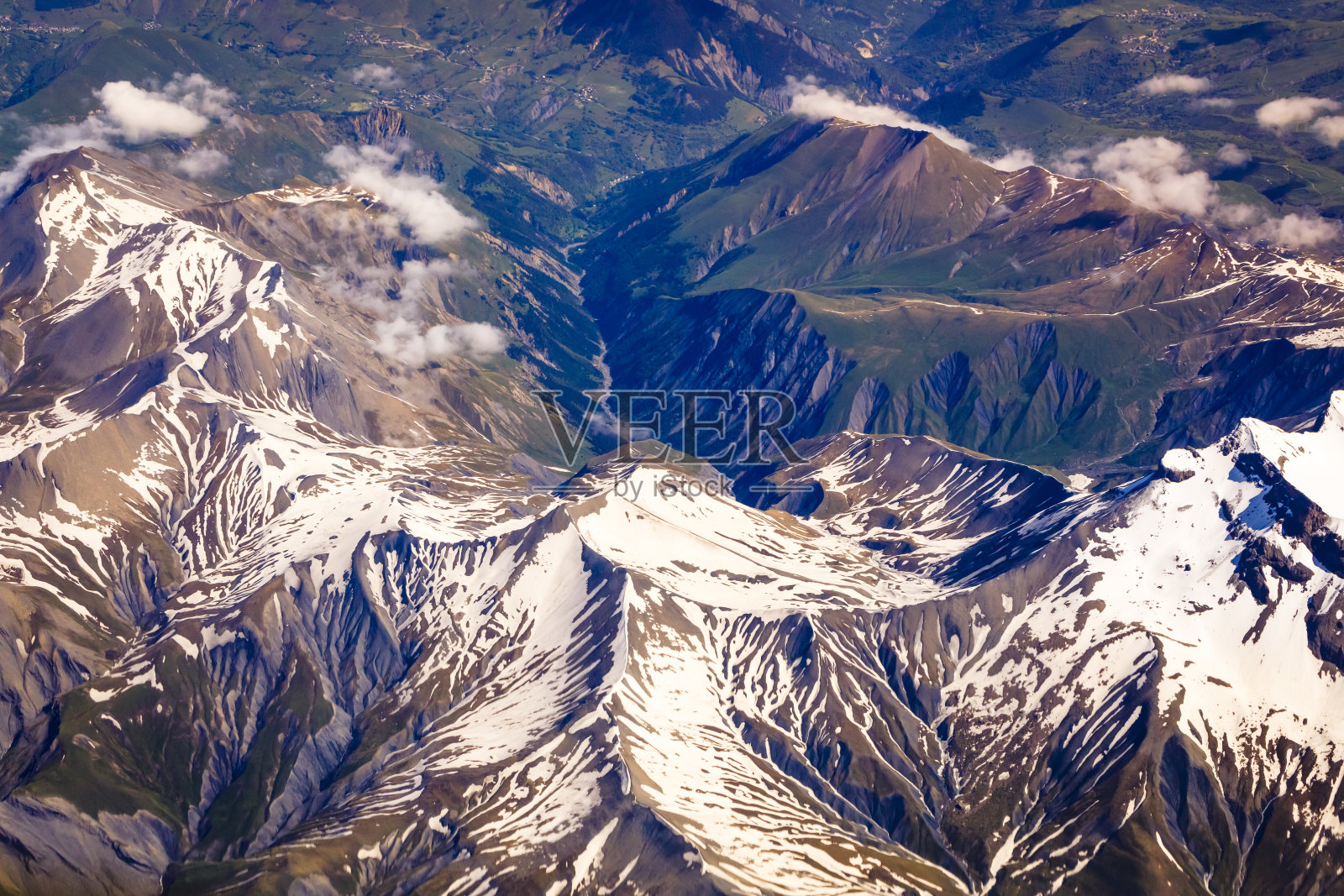 在田园诗般的阿尔卑斯风景之上，雄伟的阿尔卑斯山脉——比利牛斯阿尔卑斯山脉照片摄影图片