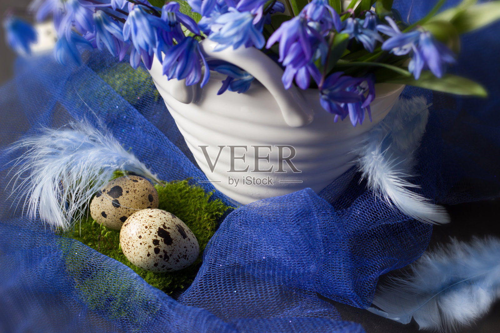 复活节模板-黑色背景上的雪花花，复活节彩蛋和羽毛。复活节，3月8日，母亲节，春天的背景照片摄影图片