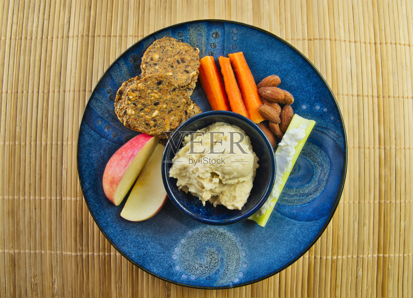 健康的小食，配鹰嘴豆泥，蔬菜，坚果和水果照片摄影图片