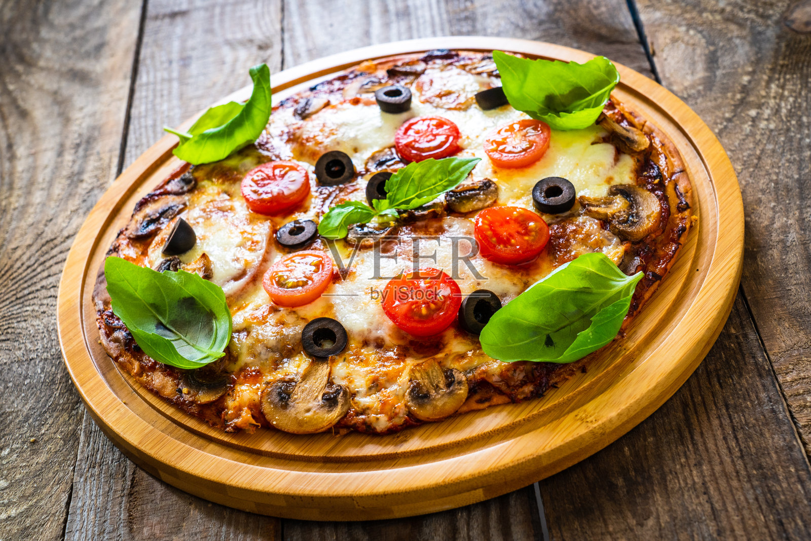 玛格丽塔披萨，木质背景蘑菇照片摄影图片