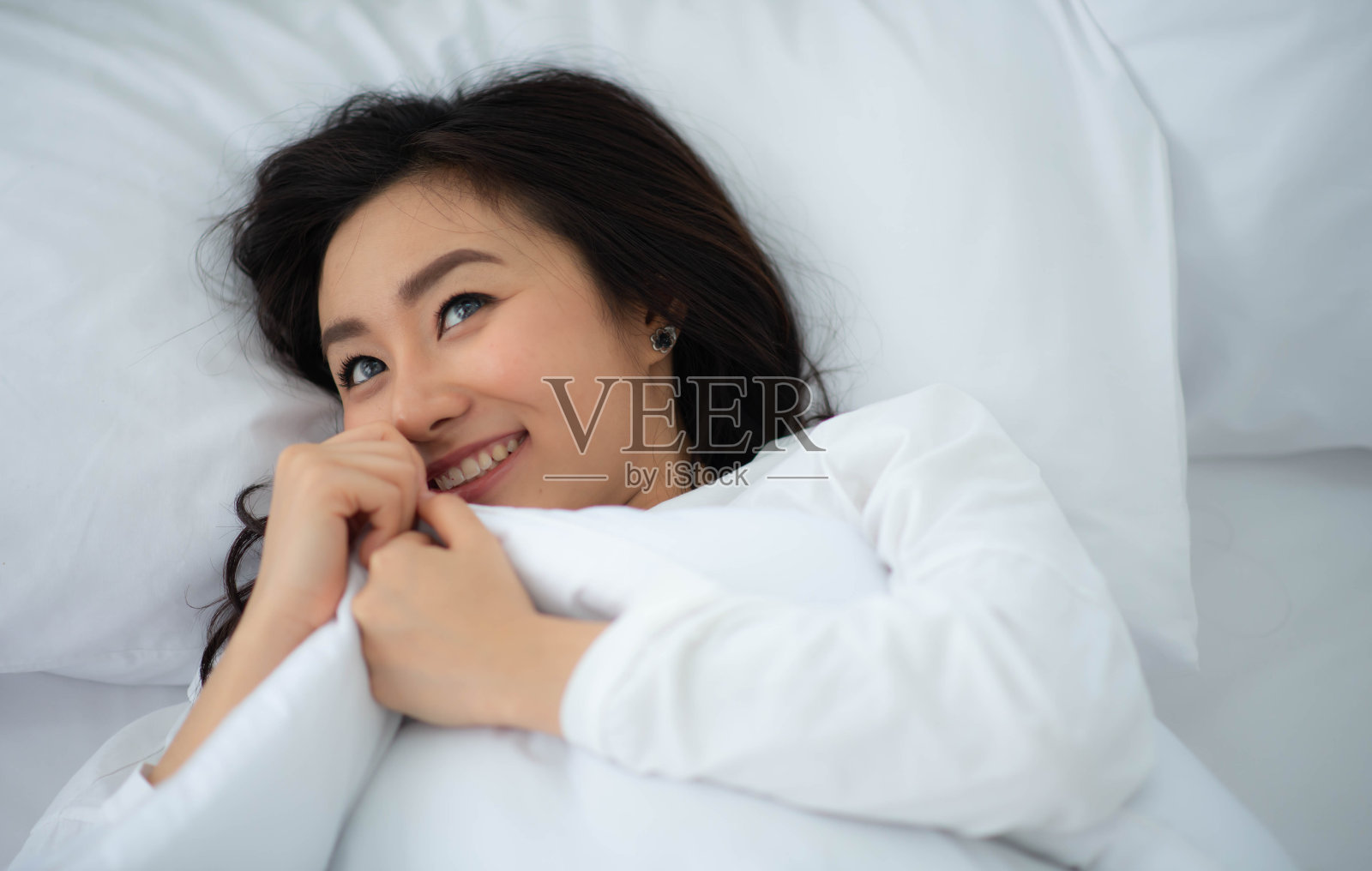 在卧室里刚醒来的亚洲少女照片摄影图片