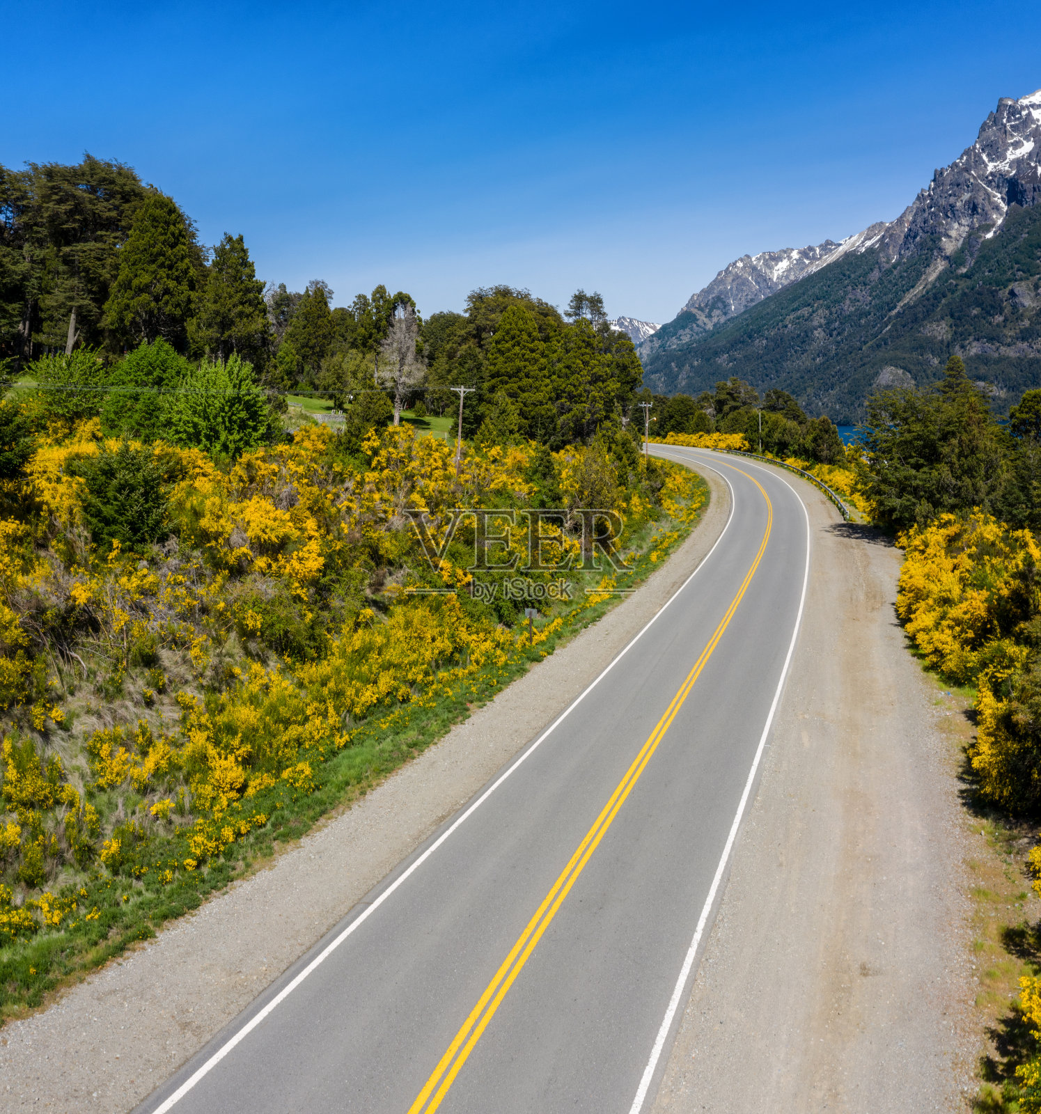 巴里洛什路，雪山连绵，湖为背景，阿根廷照片摄影图片