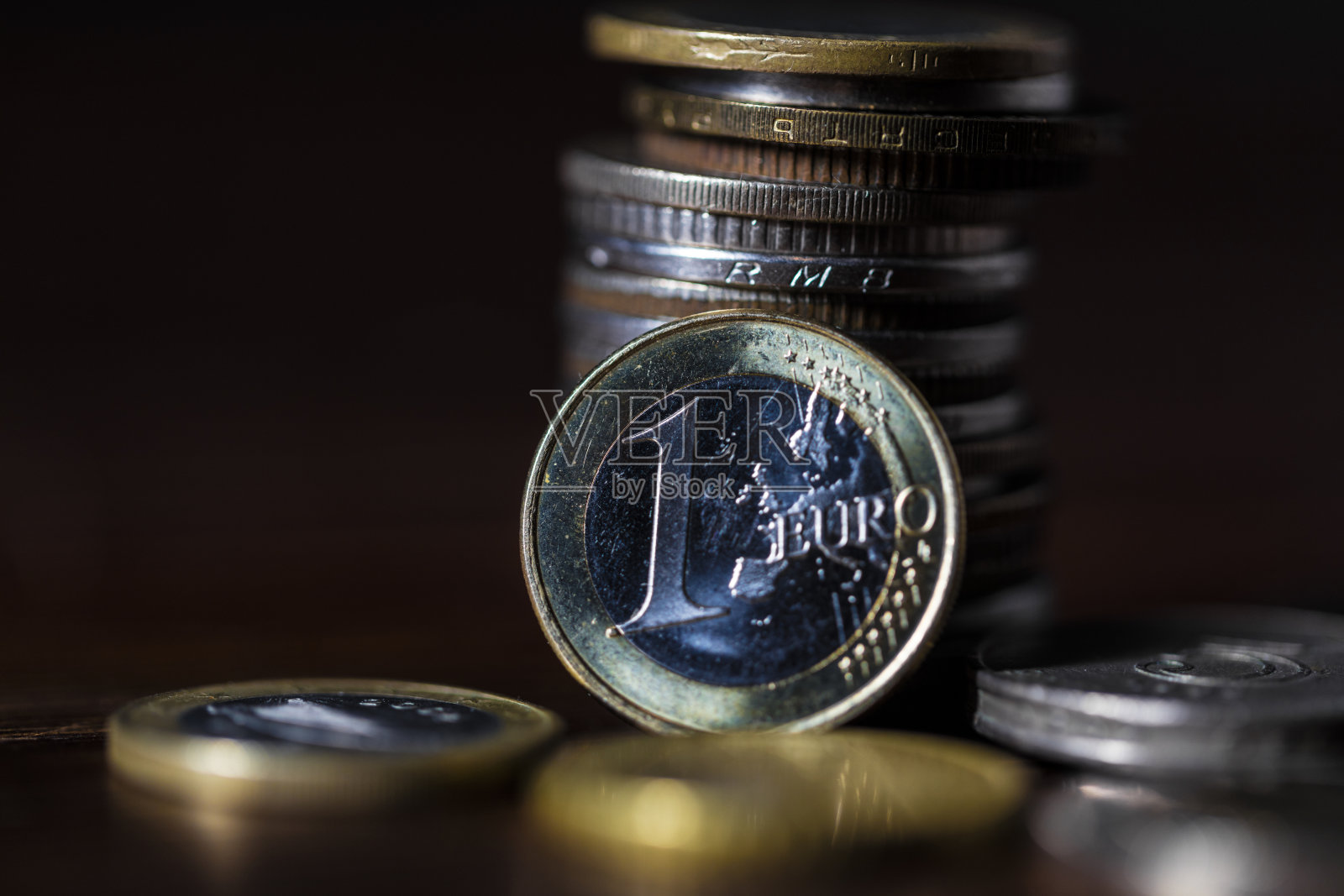 硬币堆和欧元硬币照片摄影图片